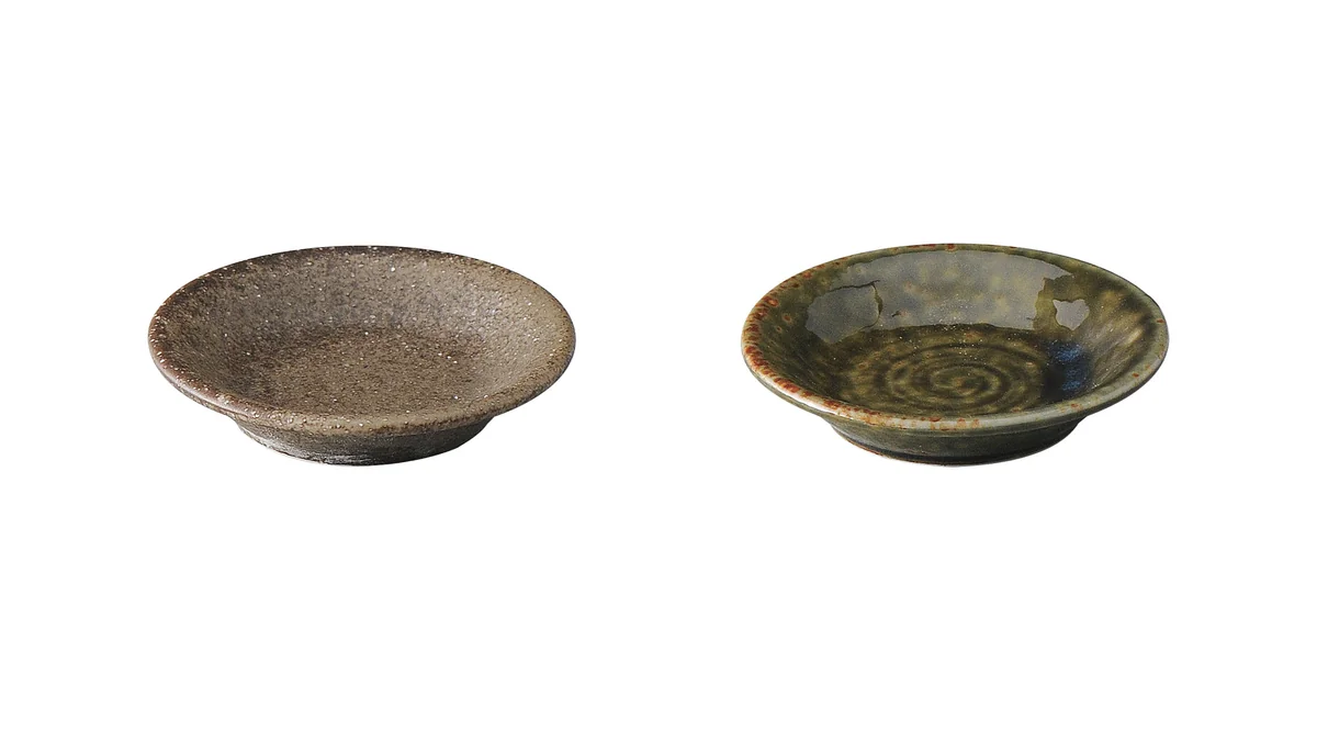唐津マット小皿（左）とオリベイラボ小皿（右）。土もの調のマット釉、9cmの小皿2種
