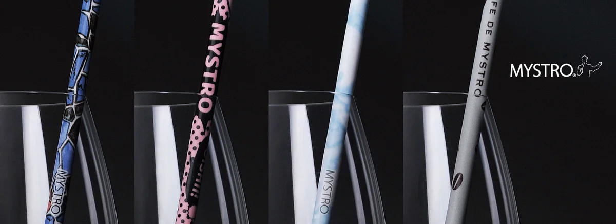グラスに挿した4色の陶磁器ストローMYSTRO。モザイク・ドット・青白磁調・コーヒー柄の絵付けとMYSTROロゴ